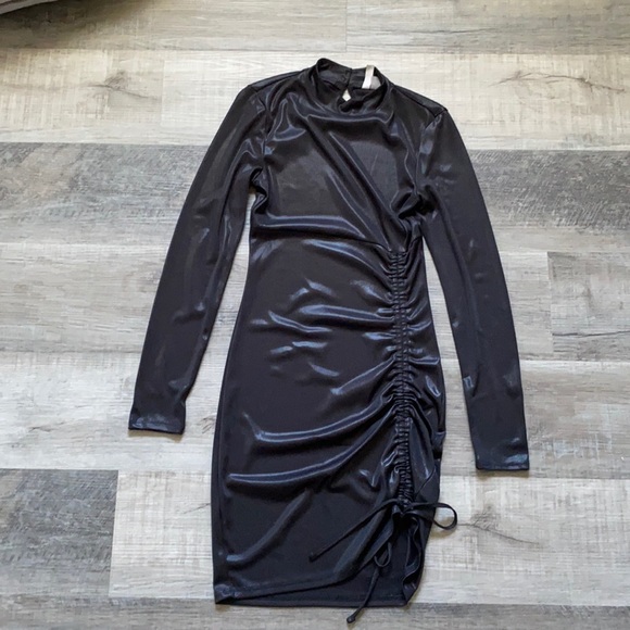 H&M Dresses & Skirts - Black Ruched body-con dress
